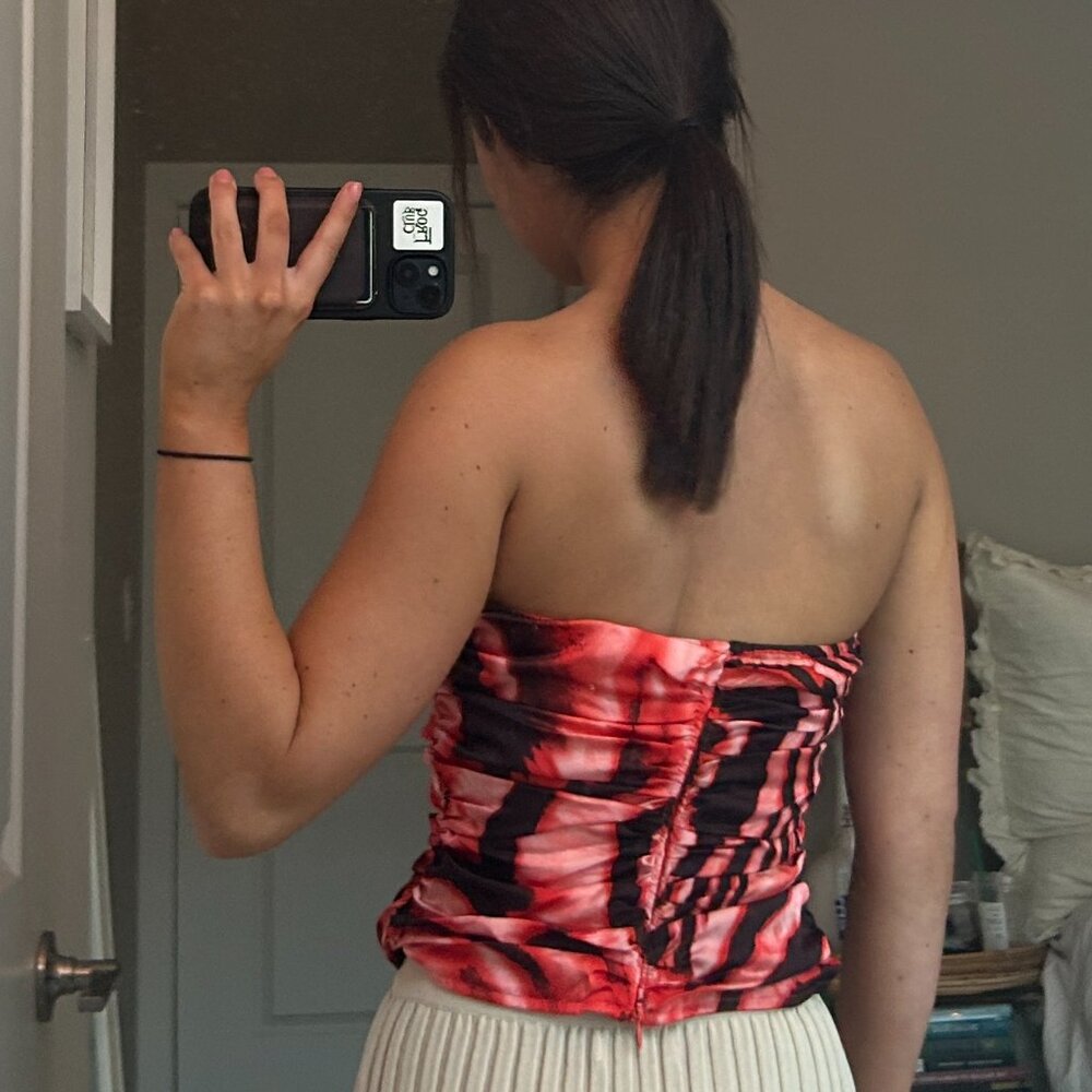 Superdown Della Ruched Strapless Top In Red Multi Size X-small - Picture 3 of 6